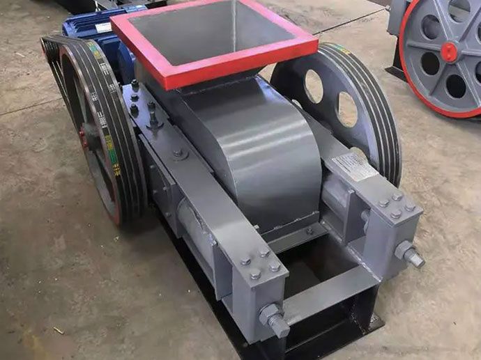 Roller sand making machine